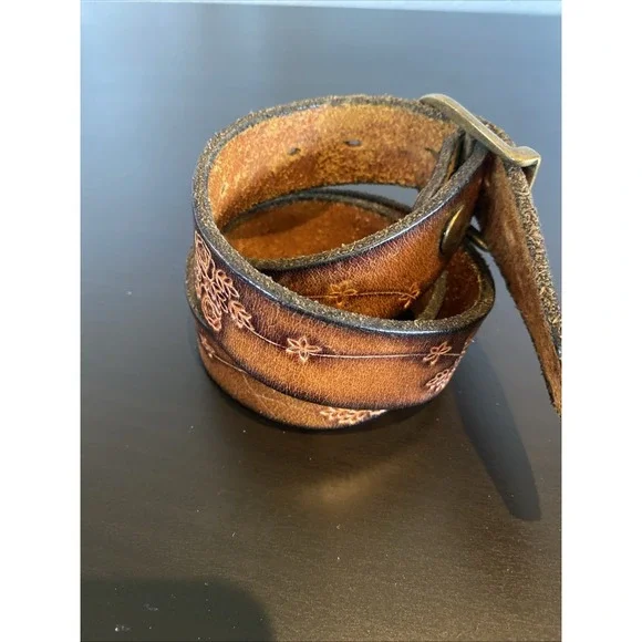 Vintage Western Belt Hand Tooled Floral Decorated Leather Size 30 Boho Brass - Picture 4 of 4